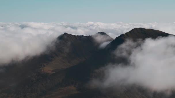 Espectacular Video Timelapse Aéreo Montañas Con Nubes Sombras Movimiento Tiempo — Vídeos de Stock