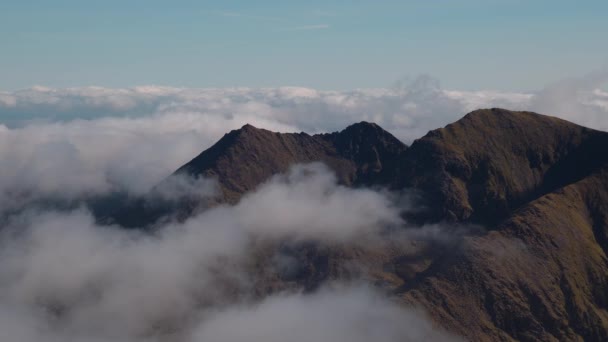 Spectaculaire Luchtfoto Video Van Bergen Met Bewegende Wolken Schaduwen Bij — Stockvideo