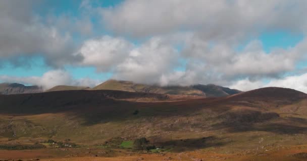 Hareketli Bulutların Gölgelerin Kerry Dağlarının Kerry Halkasının Rlanda Nın Halkası — Stok video