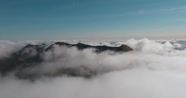 Úžasné Letecké Timelapse Video Pohybujících Mraků Mezi Vrcholky Hor Mcgillycuddy — Stock video