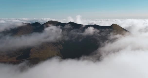 Amazing Luchtfoto Timelapse Video Van Bewegende Wolken Tussen Bergtoppen Mcgillycuddy — Stockvideo