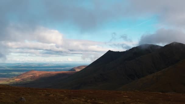 Dramatische Timelapse Video Van Schilderachtige Bergen Met Bewegende Wolken Schaduwen — Stockvideo