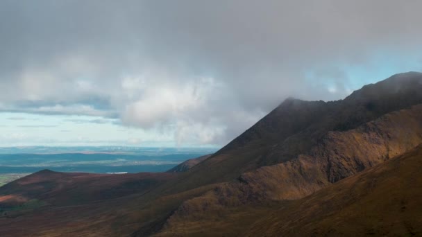 Dramatische Timelapse Video Van Schilderachtige Bergen Met Bewegende Wolken Schaduwen — Stockvideo