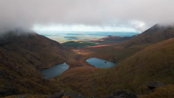 在爱尔兰克里山脉拍摄的具有动人云彩 阴影和令人叹为观止的风景秀丽的四千余年历史视频 — 图库视频影像