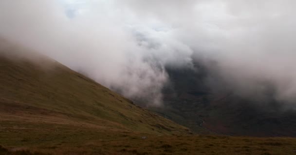 Dramatische Timelapse Video Van Schilderachtige Bergen Met Bewegende Wolken Schaduwen — Stockvideo