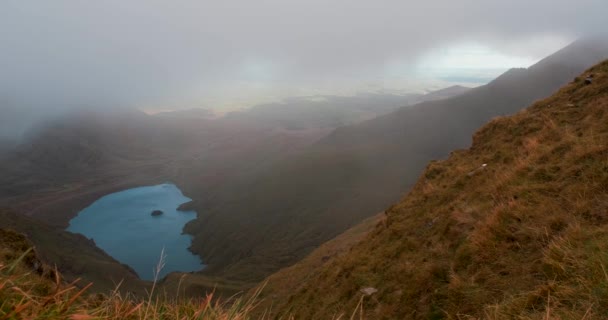 在爱尔兰克里山脉拍摄的具有动人云彩 阴影和令人叹为观止的风景秀丽的四千余年历史视频 — 图库视频影像