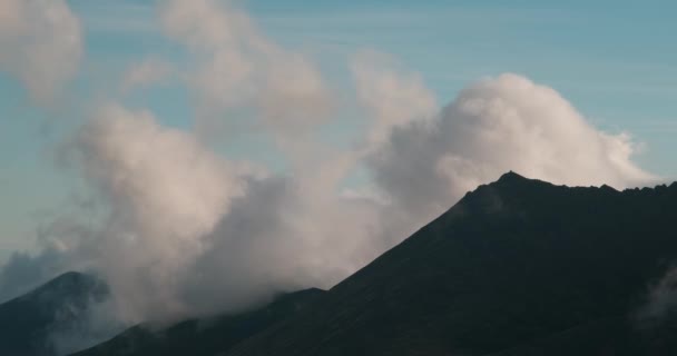 Dramatisk Timelapse Video Natursköna Berg Med Rörliga Moln Skuggor Och — Stockvideo