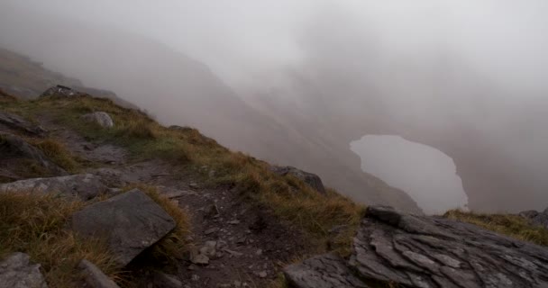 Dağ Vadisi Nin Hareketli Bulutlar Sisli Zorlu Hava Koşullarında Geçen — Stok video