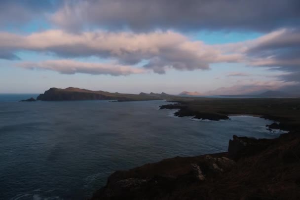 空を飛ぶ雲と影を持つディングル半島大西洋岸の壮大な4Kタイムラプスビデオ ディングル半島 ケリー アイルランド — ストック動画