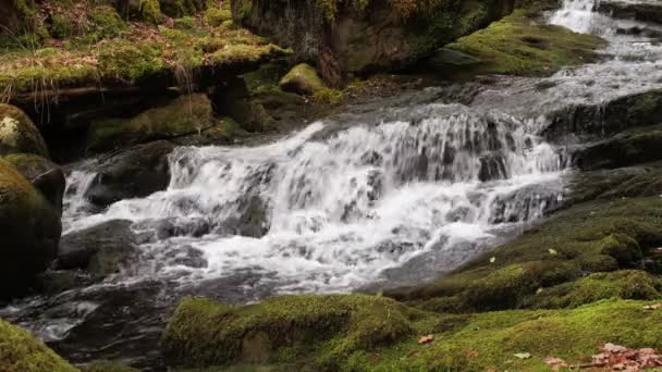 Spektakulär Slow Motion Video Natursköna Vattenfall Och Kaskader Vatten Djupa — Stockvideo