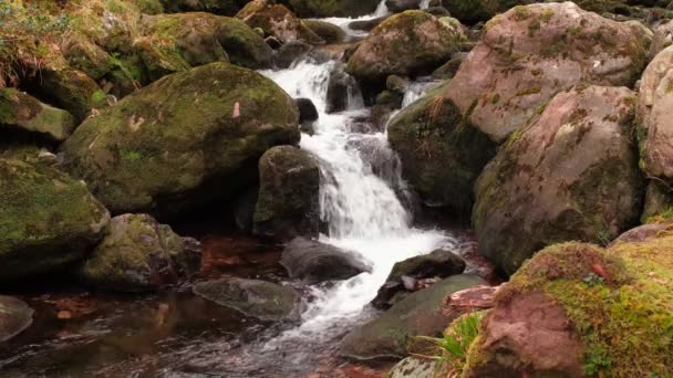 Spektakulär Slow Motion Video Natursköna Vattenfall Och Kaskader Vatten Djupa — Stockvideo