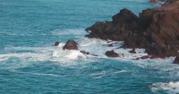 Scenic Slow Motion Video Atlantic Ocean Surf Spectacular Rocky Shore — Video