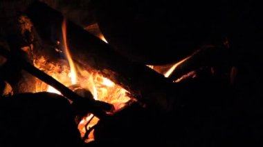 İyi geceler. şenlik ateşi. stir sıcak kömürleri.