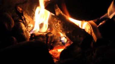İyi geceler. şenlik ateşi. stir sıcak kömürleri.