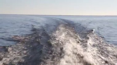 sonrasında hızlı hareketli Motorlu tekne