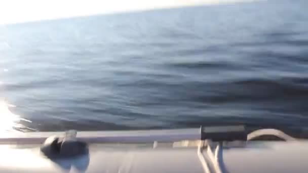 Βίντεο του νερού από τη γρήγορη κινούμενο βάρκα μηχανών — Αρχείο Βίντεο