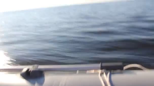 Vidéo de l'eau du bateau à moteur en mouvement rapide 