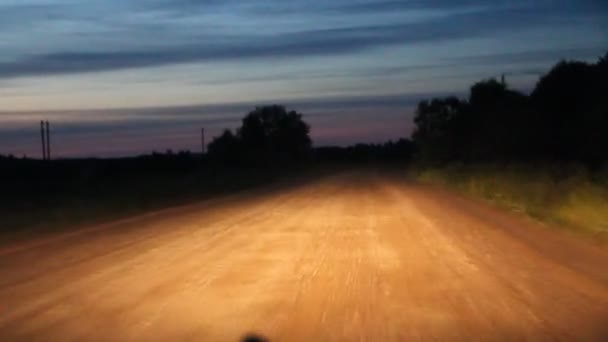 Vídeo noite estrada de terra de um carro em movimento — Vídeo de Stock