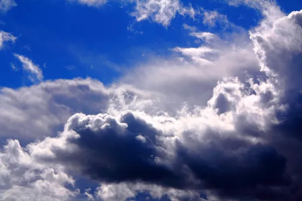Nubes dramáticas — Foto de Stock