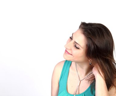 kadın gülümsüyor ve gözlerim kapalı hayal