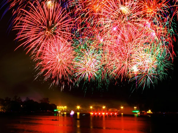 su üzerinde havai fişek