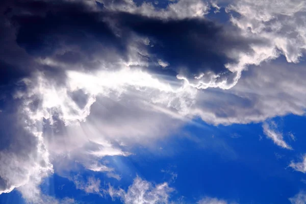 Sonne auf einem Hintergrund aus Wolken — Stockfoto