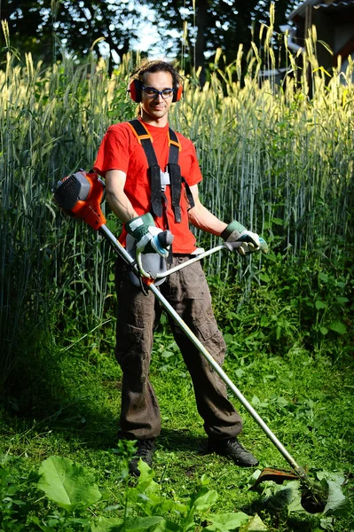 Çim biçme makinesi ile şirin bahçıvan