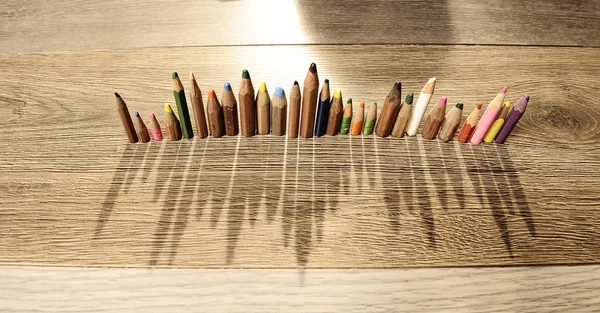 yaratıcı bir inşaat renkli kalemler