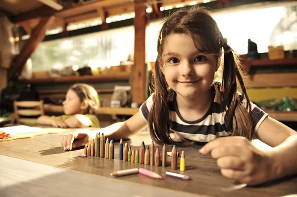 küçük kız kalemler ile oynama