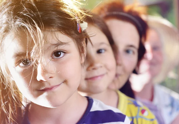 torunu, kız kardeşi, annesi ve büyükannesi (Portreler)