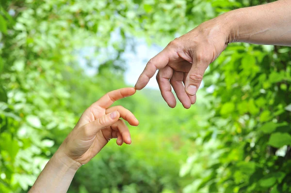 La mano dell'uomo raggiunge il palmo della mano femminile — Foto Stock