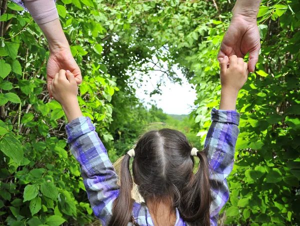 annesi ve babası kızını elele