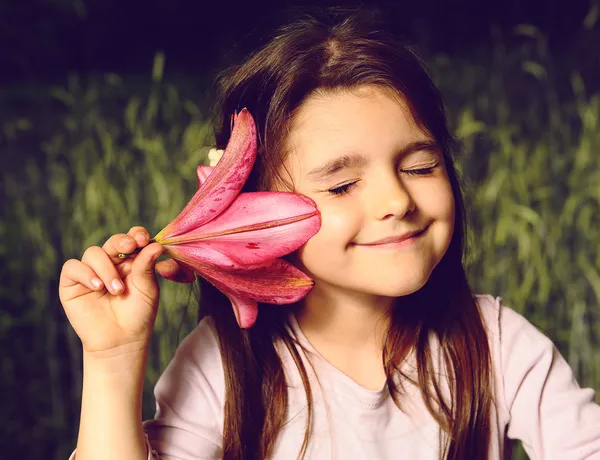 kız senin kulak çiçek koymak, doğa sesleri dinle