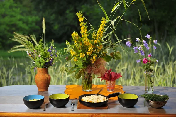 (Tablo ayarı çiftlik evinde akşam yemeği)