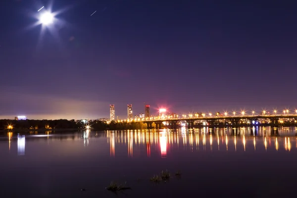 Мост через реку ночью — стоковое фото