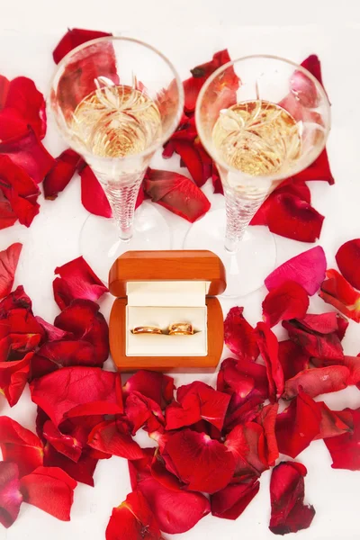 Wedding rings of rose petals — Stock Photo, Image