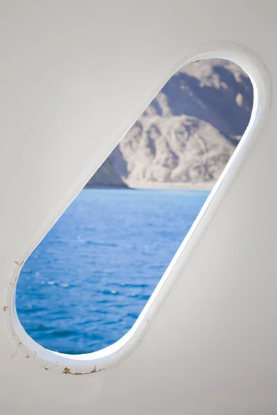 Ojal en la cubierta con vistas al mar y las montañas —  Fotos de Stock