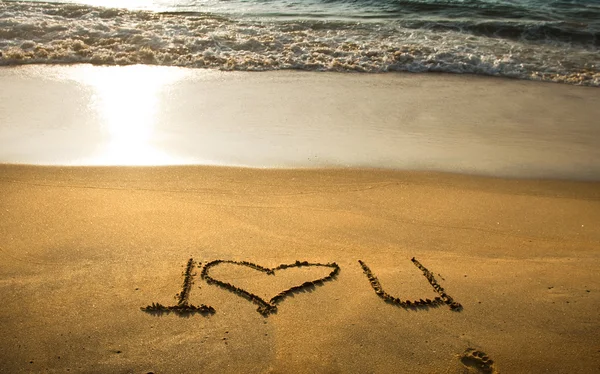 Inscrição "I love u" na areia — Fotografia de Stock