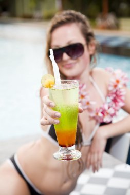 Havuzdaki bir kokteyl ile kız