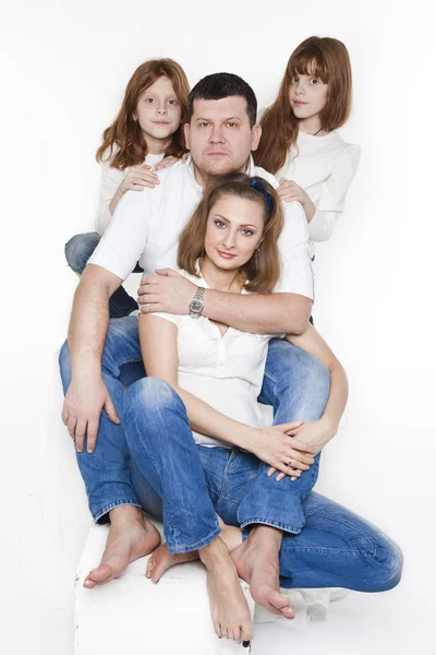 Gelukkig gezin met twee kinderen — Stockfoto