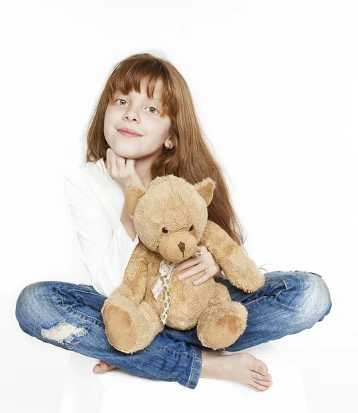 Jeune fille rousse et ours en peluche — Photo