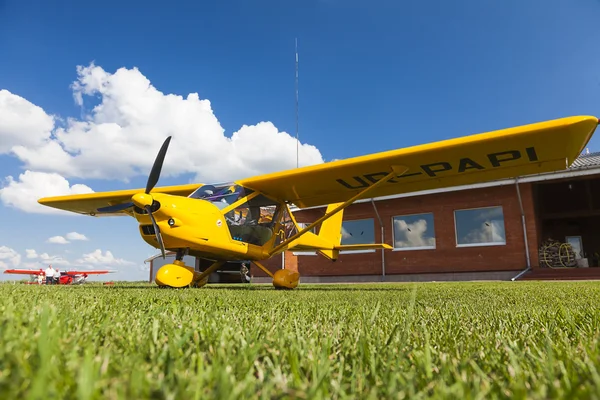 Mini avión amarillo de dos plazas —  Fotos de Stock