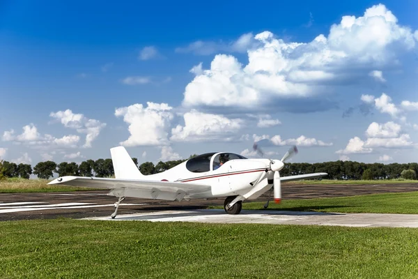 Weißes zweisitziges Mini-Flugzeug — Stockfoto