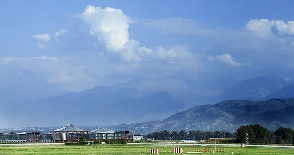 Pemandangan pegunungan Tien Shan — Stok Foto