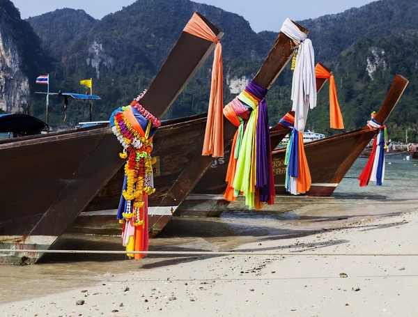 Barca sull'isola di Phi Phi in Thailandia — Foto Stock