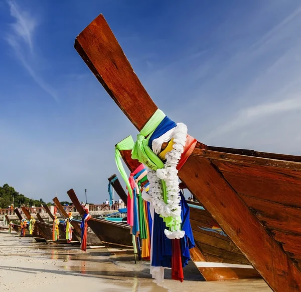 Barca sull'isola di Phi Phi in Thailandia — Foto Stock