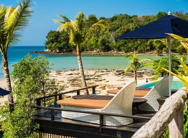 Swimming pool at a tropical resort — Stock Photo, Image