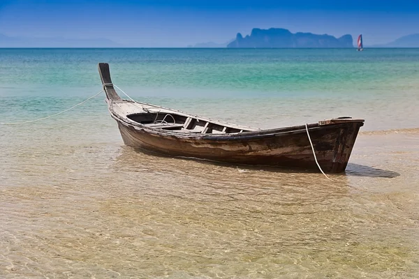 Barco na ilha Phi Phi na Tailândia — Fotografia de Stock
