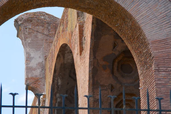 De romerska ruinerna av atichnye i Rom, Italien. — Stockfoto