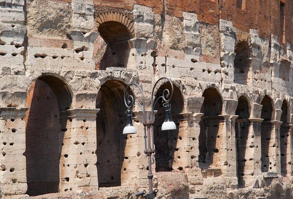 Amfiteátr Koloseum v Římě, Itálie. — Stock fotografie